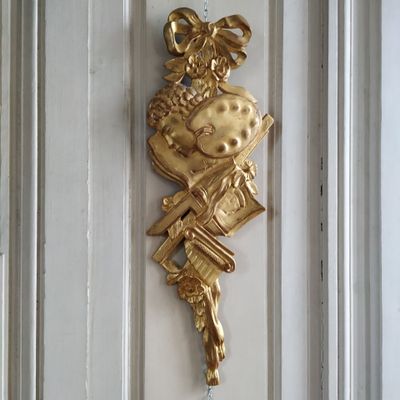 Bas relief en bois sculpté et doré, style Louis XVI - Photo 1