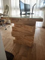 Un grand bureau avec plateau de verre, un caisson à deux tir… (photo 2)