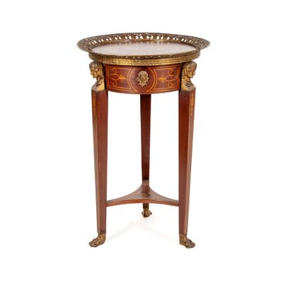 une image représentant une petite table avec un plateau en métal sur fond blanc