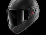 un gros plan d'un casque de moto sur fond noir
