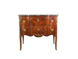 une image d'une commode avec un plateau en marbre