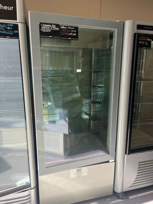 trois réfrigérateurs exposés dans un magasin