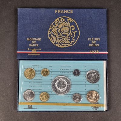 une boîte de pièces sur laquelle est représenté un lion