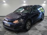 une photo d'une Volkswagen Golf break bleue garée dans un garage