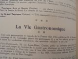 un gros plan d'un livre ouvert sur lequel figure l'image d'une horloge