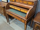 un bureau en bois avec un plateau vert et deux tiroirs