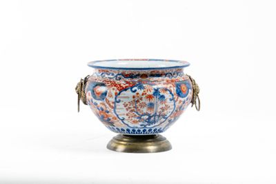 un vase bleu et rouge posé sur un socle
