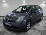une photo d'une Toyota Prius grise garée dans un garage