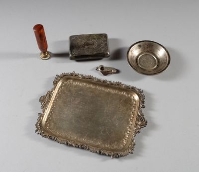 un plateau en argent muni d'un couvercle en argent et un plateau en argent muni d'une poignée rouge