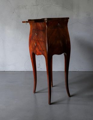 l'image d'une petite table en bois munie d'un tiroir