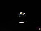 un gros plan d'un diamant dans l'obscurité, posé sur une table