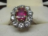 une photo d'une bague sertie d'un rubis et d'une topaze blanche