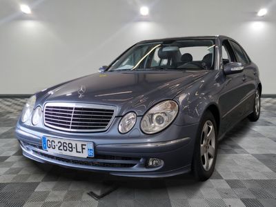 une voiture garée dans une pièce au sol en damier