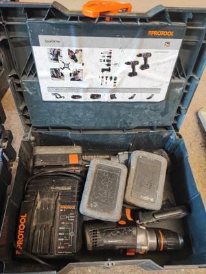 une boîte à outils contenant des outils, posée sur le sol