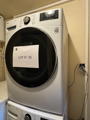 un lave-linge et un sèche-linge blancs dans une petite pièce