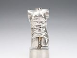 une sculpture en argent représentant une botte ornée d'un nœud
