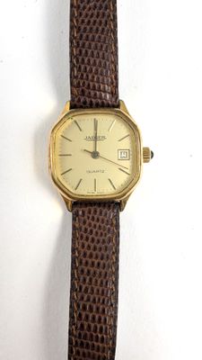 une image d'un gros plan d'une montre-bracelet sur une surface blanche