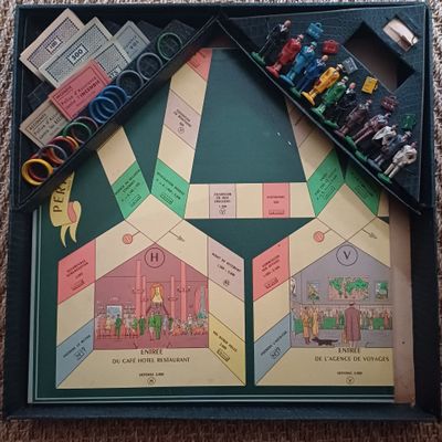 une photo d'un jeu de société avec de nombreux morceaux de papier
