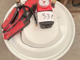 une borne d'incendie rouge surmontée d'une horloge