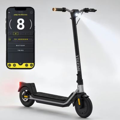 une photo d'un scooter avec un smartphone à côté