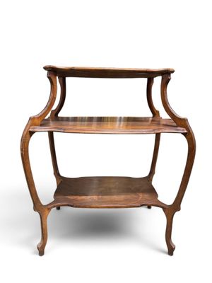une vieille étagère en bois comportant trois tablettes