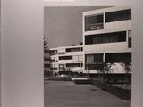 une image représentant un livre avec, en arrière-plan, la photo d'un bâtiment