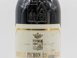 une vieille bouteille de vin posée sur une table blanche