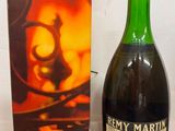 une bouteille de vin à côté d'un carton de vin