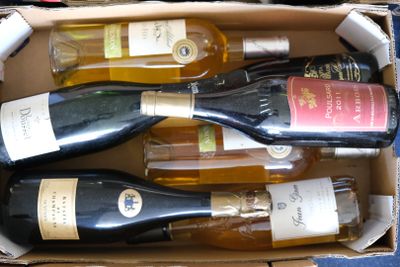 plusieurs bouteilles de vin se trouvent dans un carton sur une table