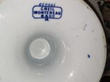 un gros plan d'un vase blanc orné d'une étiquette bleue