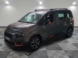 une camionnette grise garée sur un sol en damier dans un garage