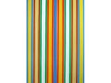 un gros plan sur une serviette rayée aux couleurs vives sur fond blanc