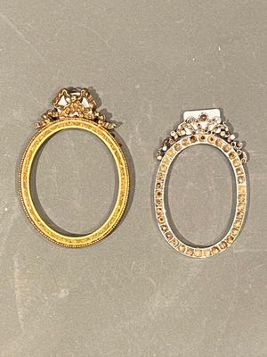 deux bagues en or serties de diamants et une bague en or ornée d'une couronne