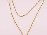 un collier à chaîne en or orné d'un pendentif en forme de cœur