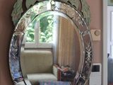 un miroir accroché au mur dans un salon