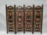 une image représentant un paravent en bois composé de quatre panneaux ornés de personnages