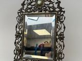 un miroir posé sur une table
