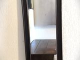 un miroir posé sur une table dans une pièce