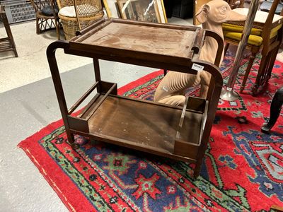 une petite table avec une étagère en bois posée sur un tapis