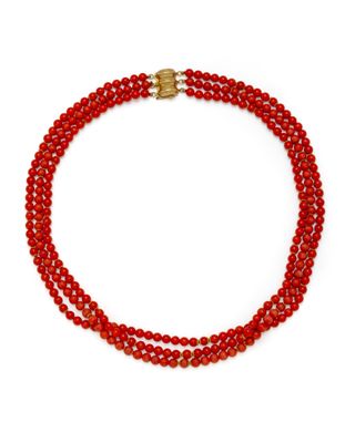 un collier de perles rouges muni d'un fermoir doré, sur fond blanc