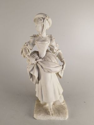 statue d'une femme tenant un panier de fleurs dans ses mains