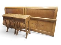 Mobilier de chambre à coucher comprenant deux lits, deux che…