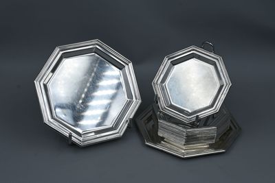 paire de miroirs octogonaux plaqués argent sur pied
