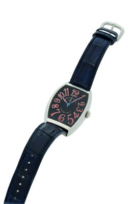 gros plan d'une montre-bracelet sur fond blanc