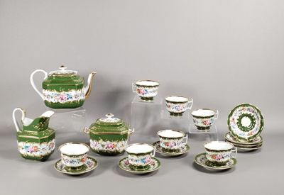 un ensemble de plats et de tasses en porcelaine verte et blanche