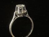 gros plan d'une bague en diamant sur une surface noire