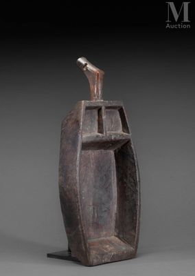 une photo d'une sculpture représentant un bateau posée sur un socle