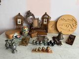 une table sur laquelle se trouvent de nombreux objets