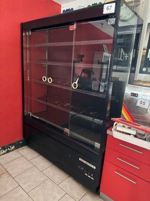 une image d'une vitrine dans un magasin