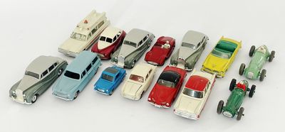 un grand nombre de voitures-jouets sur une surface blanche